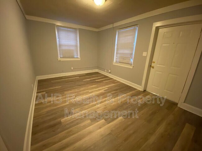 Building Photo - 126 S Beaumont Ave