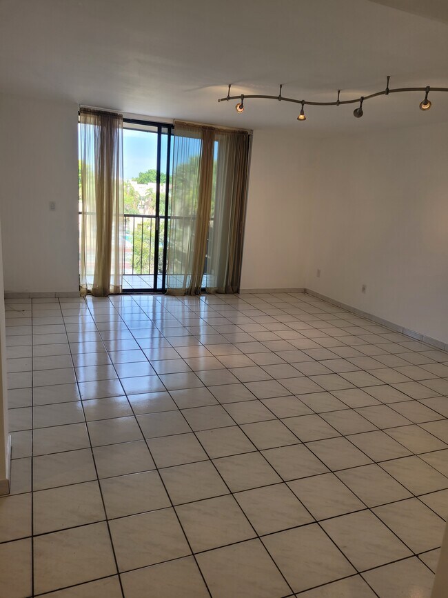 Foto del edificio - 8615 NW 8th St