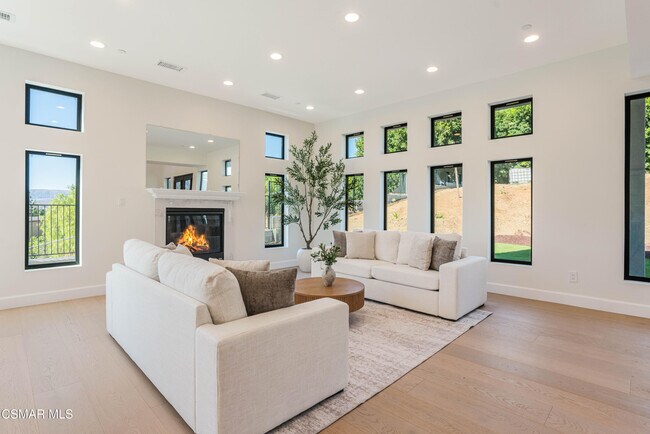 Building Photo - 252 Capri Dr