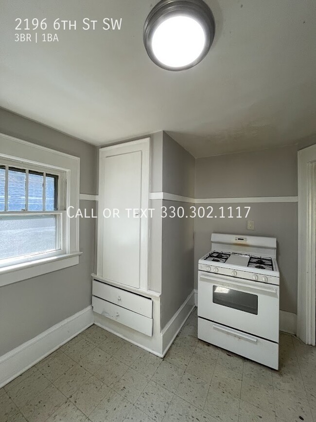 Building Photo - Three bedroom one bathroom second level ap...