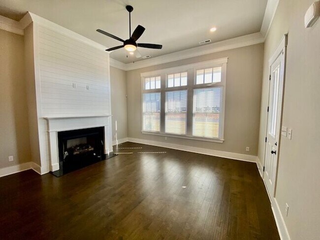 Foto del edificio - Clift Farm townhome with a fence and 3 car garage