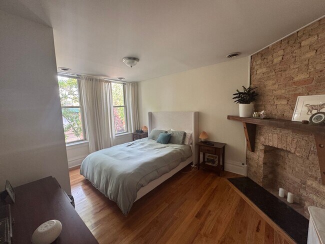 Photo - Great Wicker Park Location! Renovated 2 BR! Apartment