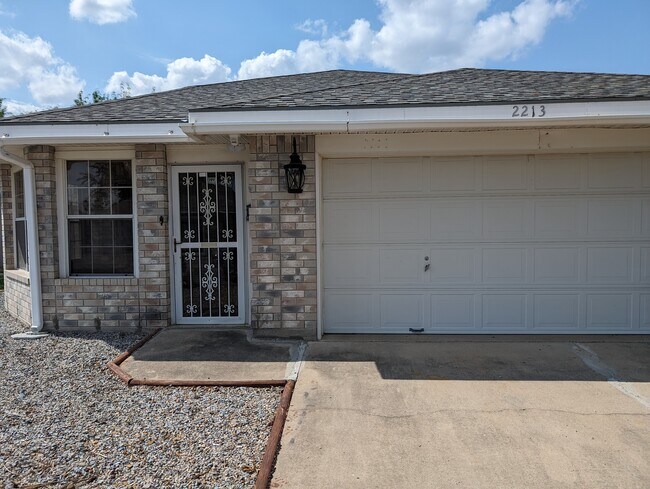 Foto del edificio - 2213 Lake View Dr