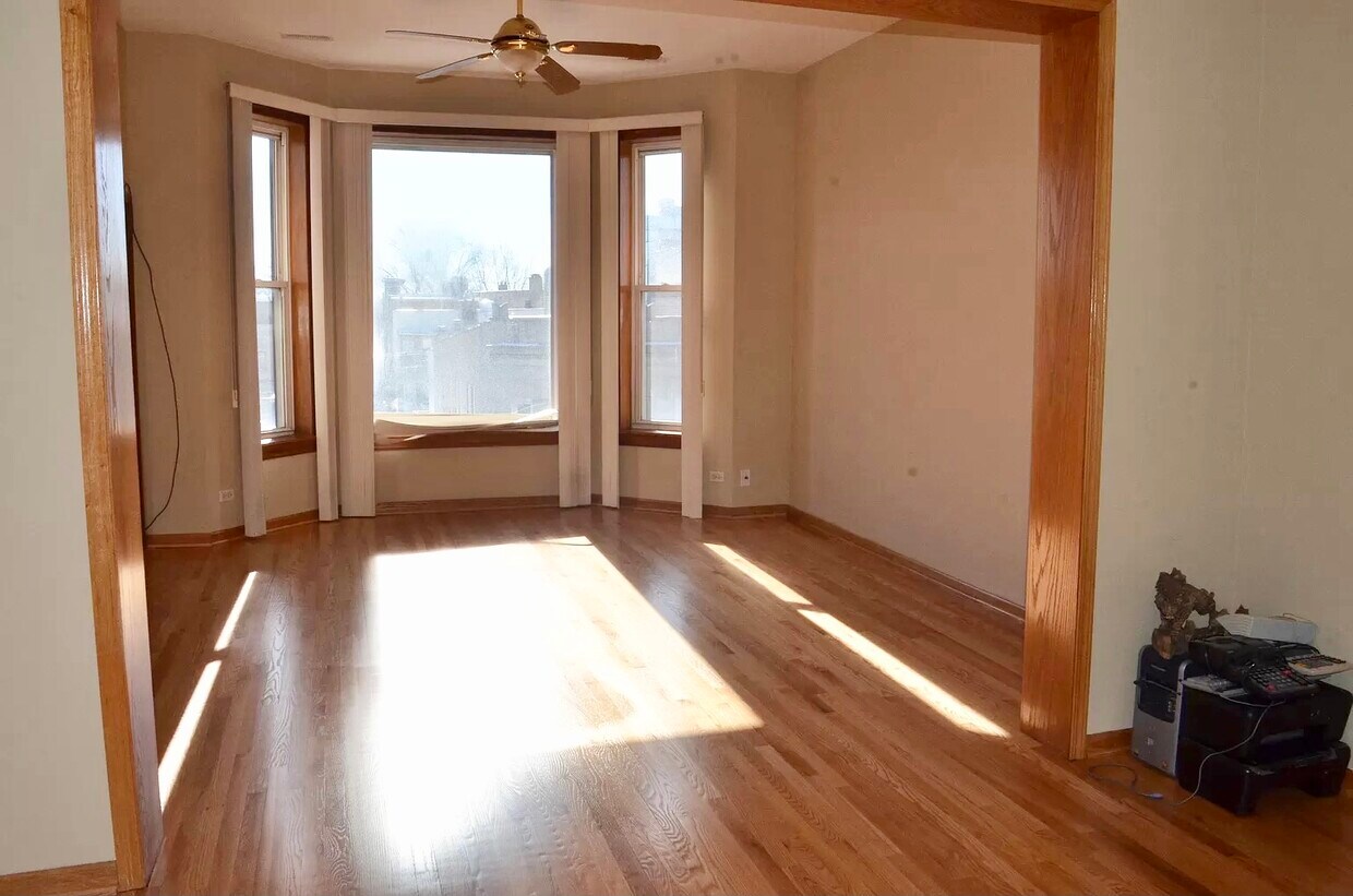 Primary Photo - 2152 W Chicago Ave