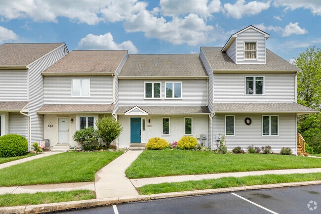 Building Photo - 403 Pinebrooke Cir