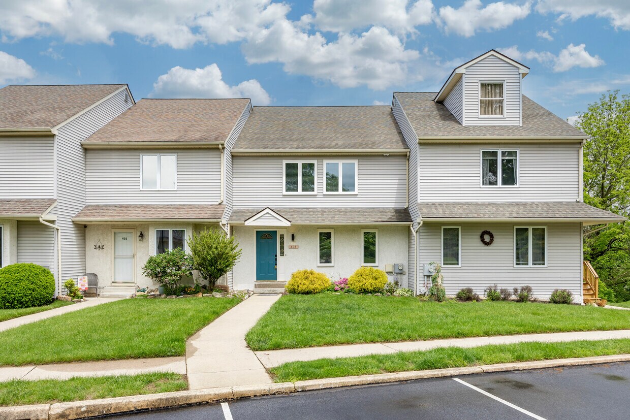 Foto principal - 403 Pinebrooke Cir