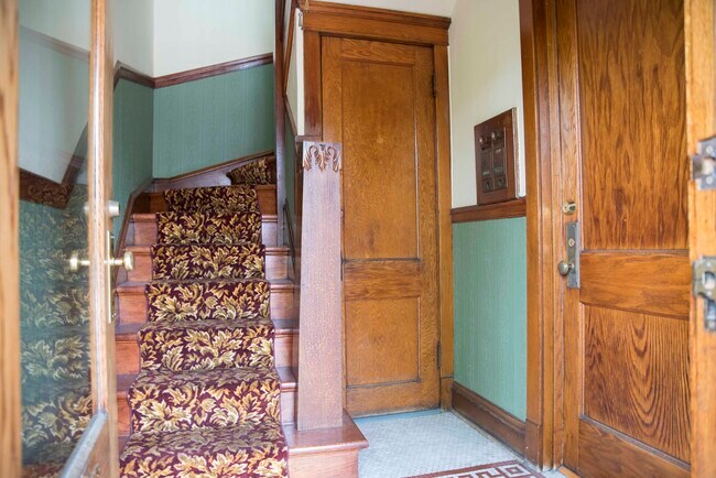 Entry - 3632 N Bosworth Ave