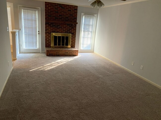 Building Photo - Lovely 3BR home in Raintree with fenced in...