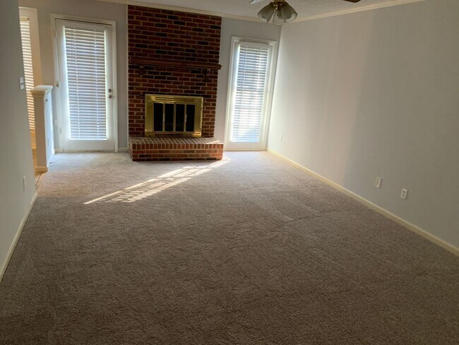 Foto del edificio - Lovely 3BR home in Raintree with fenced in...