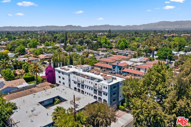 Foto del edificio - 6815 Baird Ave
