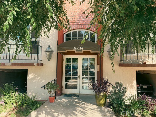 Foto del edificio - 10614 Eastborne Ave
