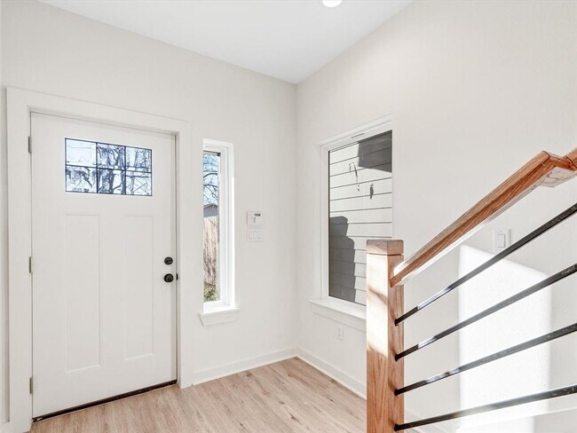 Building Photo - 5704 Elysian St