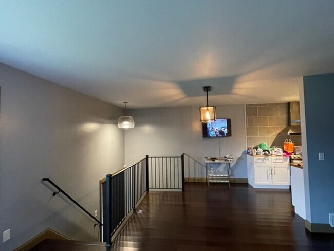 Building Photo - Spacious Townhome 2Bed/1Bath- Available July 1