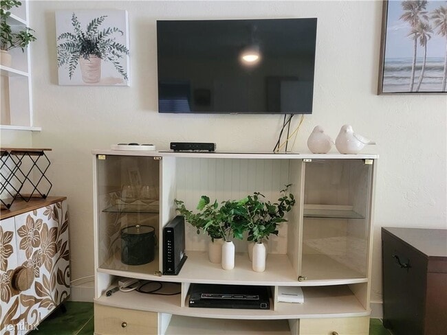 Foto del edificio - 2 br, 2 bath Condo - 2060 NE 1st St Unit 16