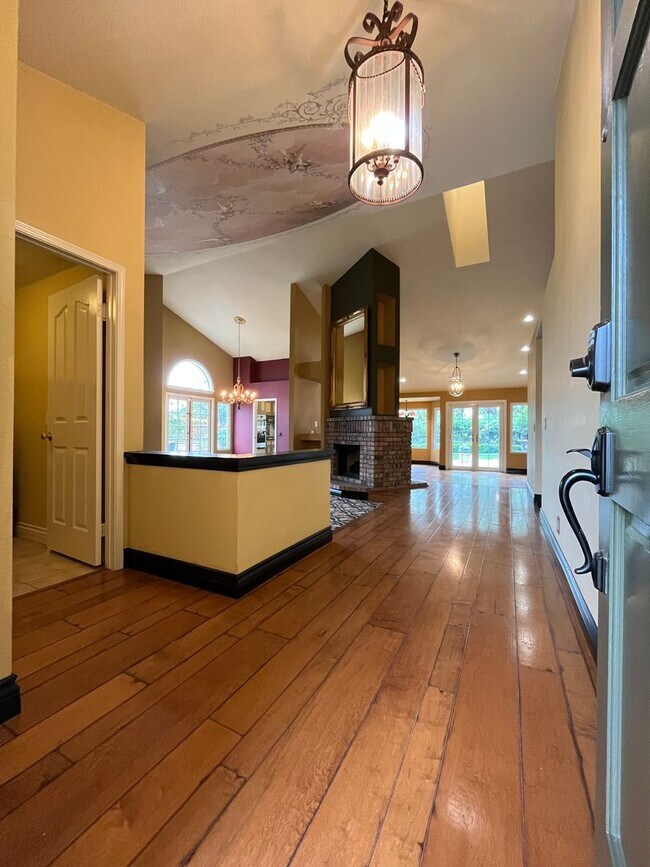 Building Photo - Large , Elegant Single Story House in Pres...