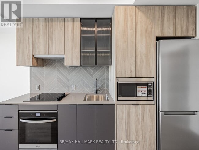 Building Photo - 1037 The Queensway