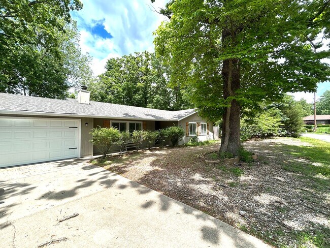Building Photo - One level 3 bed/2 bath spacious home with ...