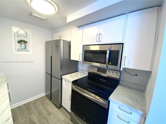 Building Photo - 1185 Marseille Dr