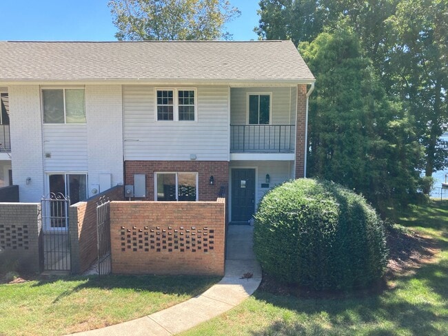 Building Photo - WATERFRONT Two Bed Townhouse in Denver With BOAT SLIP!!