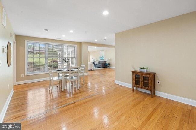 Building Photo - 9201 Rosemont Dr