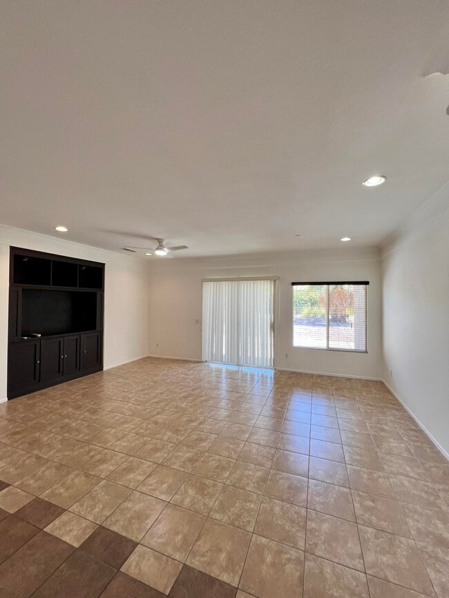 Building Photo - 728 Mira Grande