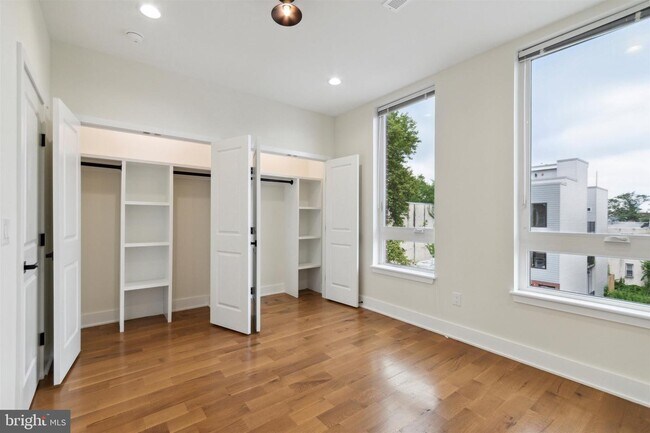 Building Photo - 2843 W Diamond St