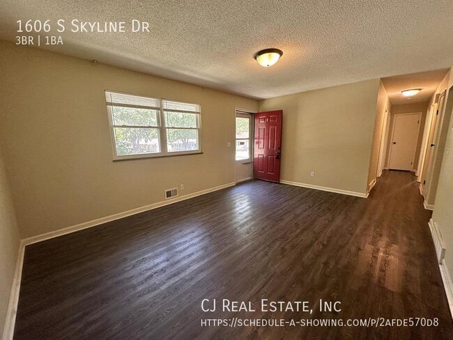 Building Photo - 1606 S Skyline Dr