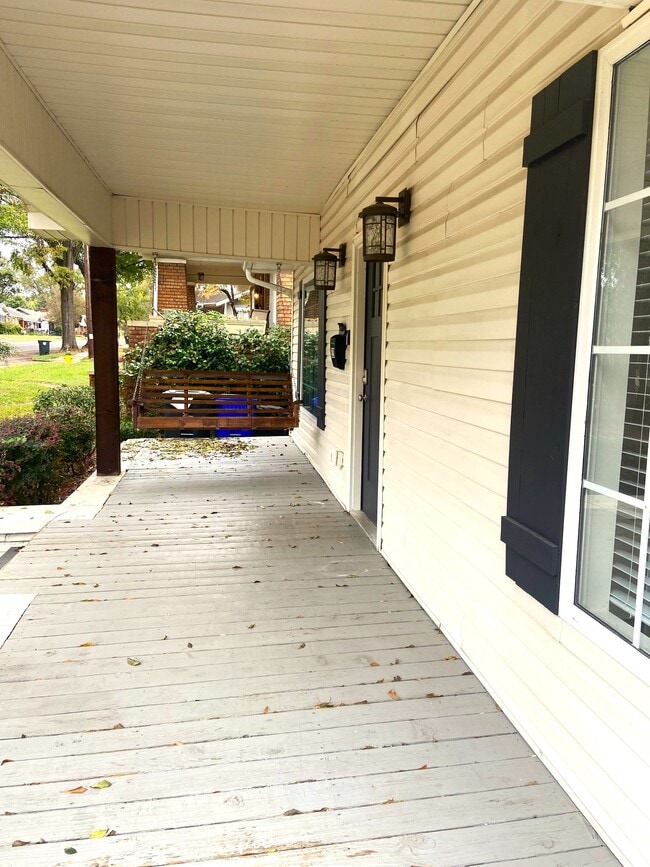 Building Photo - 529 10th Ave S