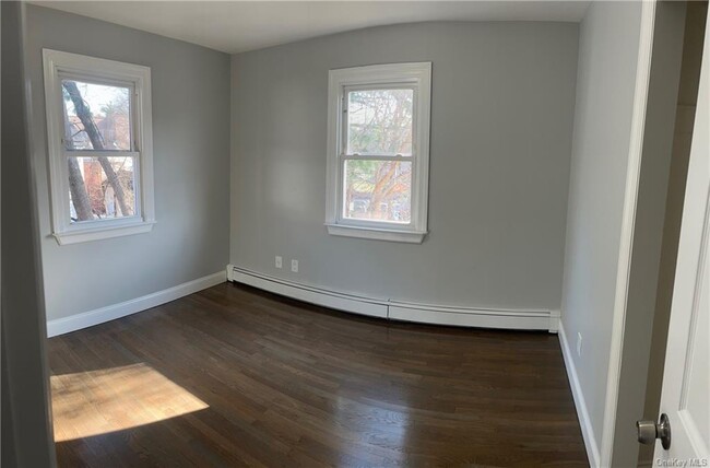 Building Photo - 180 Crescent Pl