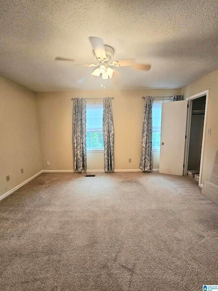 Foto del edificio - 716 Jamestown Ln