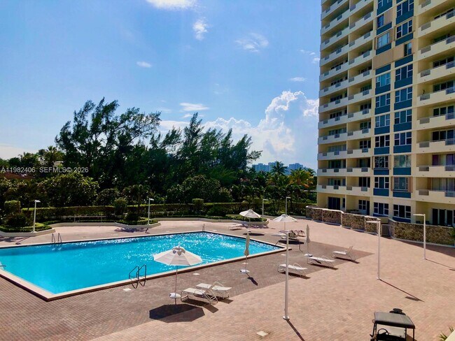 Foto del edificio - 3180 S Ocean Dr