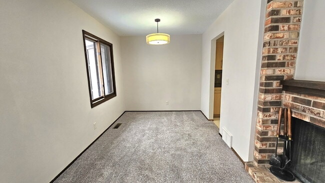 Foto del edificio - "Charming 3-Bed Townhouse with 2 Full Baths and Spacious 1,492 Sq Ft in Maple Grove!"