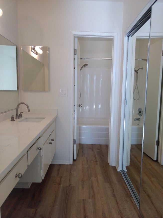 Vanity to bathtub - 8607 Tuscany Ave