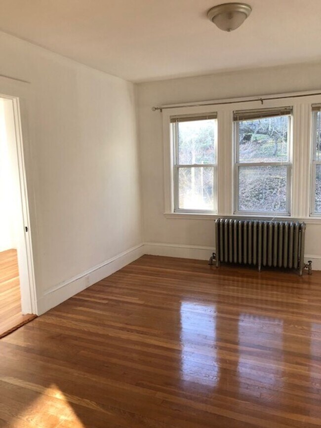 Foto del edificio - WOW!!! RENOVATED BRIGHTON CENTER 4 BED/2 BATH W/PARKING AVAIL 9/1