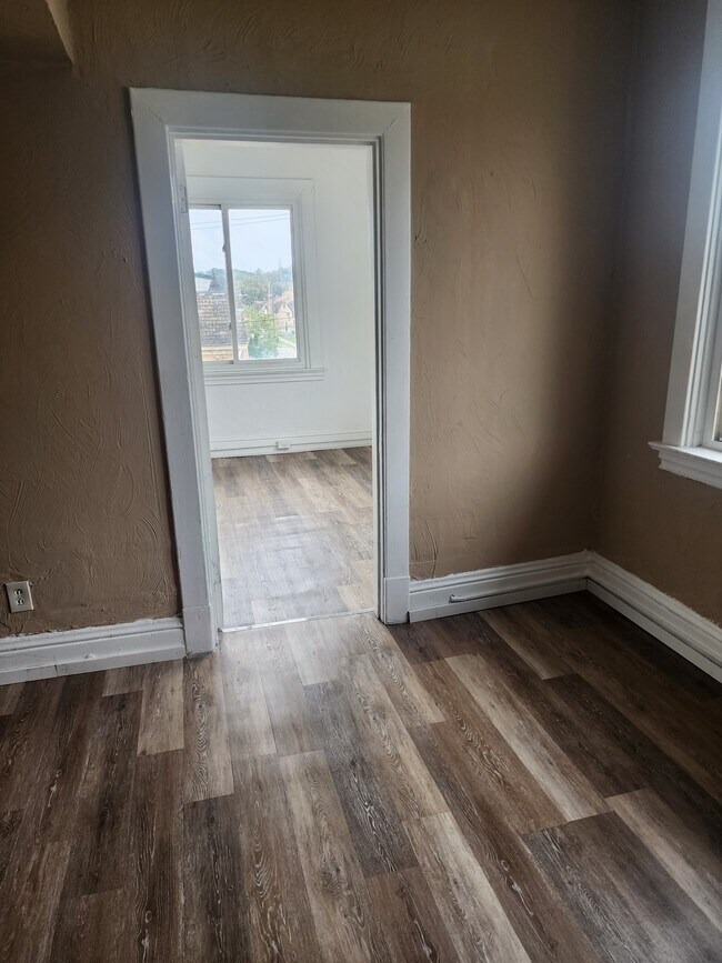 Foto del edificio - 400 Russellwood Ave