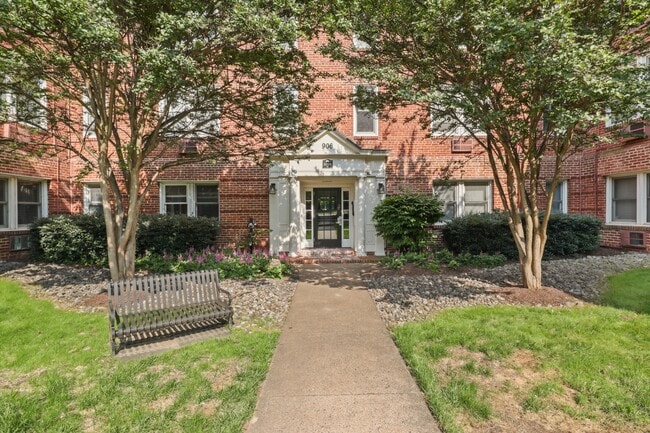 Building Photo - 906 S Washington St
