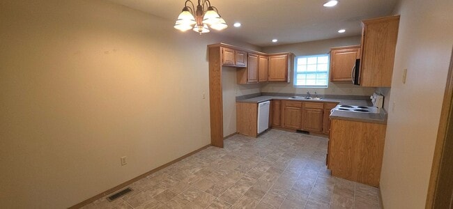 Building Photo - Close to Missouri State University! 3 Bedroom 2 Bathroom for $1295