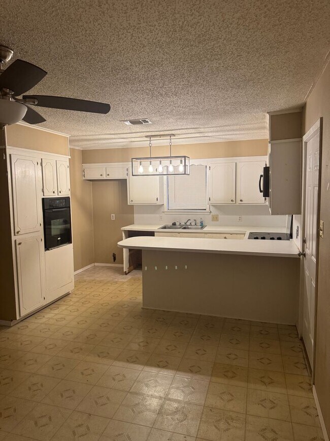 Foto del edificio - 1029 W Bert Kouns Industrial Loop