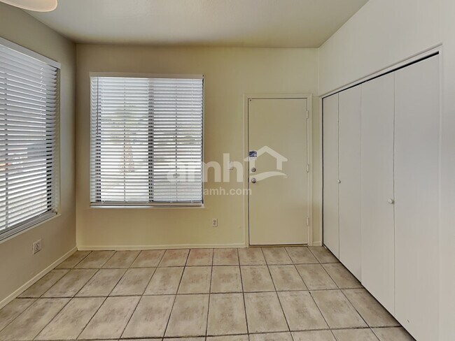 Foto del edificio - 12725 W Cheery Lynn Rd