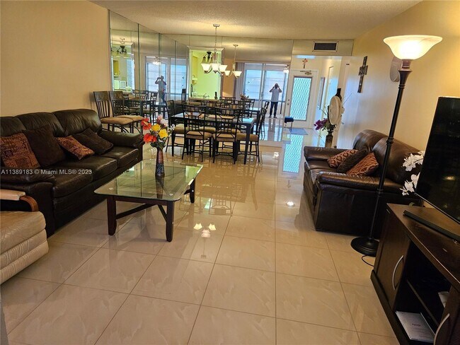 Foto del edificio - 7320 Lake Cir Dr