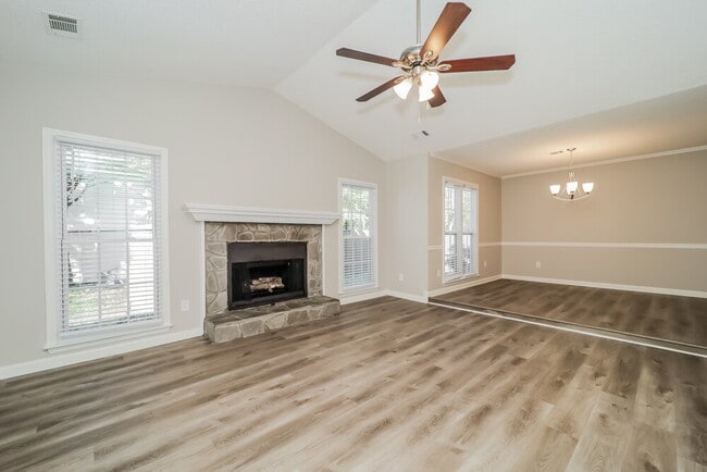 Building Photo - 2712 Horseshoe Creek Dr