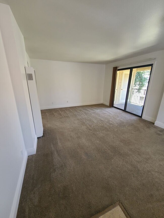 Building Photo - Spacious 2Bd Condo in Mira Mesa with Private Balcony & In-Unit Laundry!