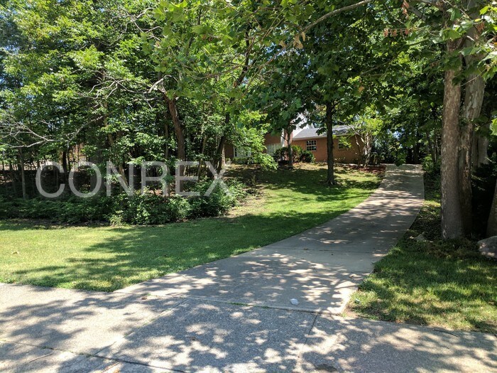 Primary Photo - 984 Crestwood Hills Dr