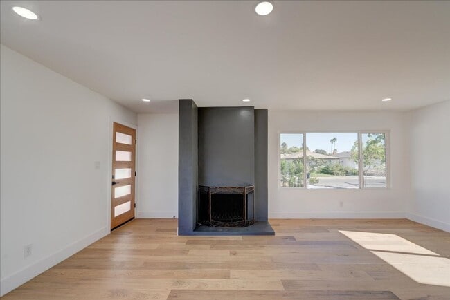 Foto del edificio - Experience Modern Elegance and an ADU in t...