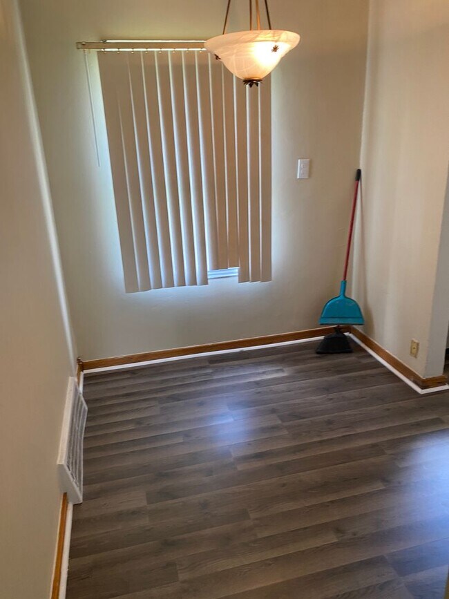 Building Photo - Attention all tenants!! This 2 bedroom, 1 ...
