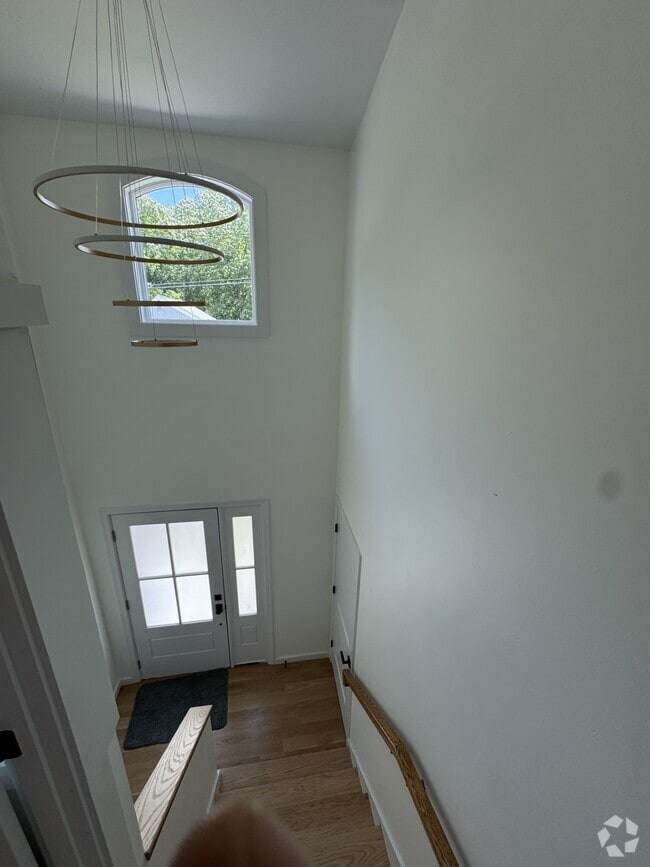 Building Photo - 136 Nokomis Rd