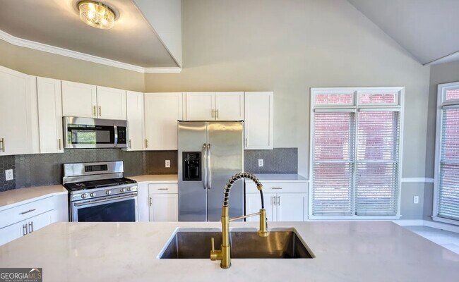Building Photo - 2111 Highland Club Dr SE