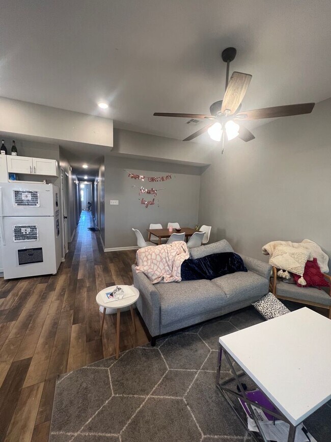 Foto del edificio - 5bd/3ba Adorable Home Available for Next School Year!