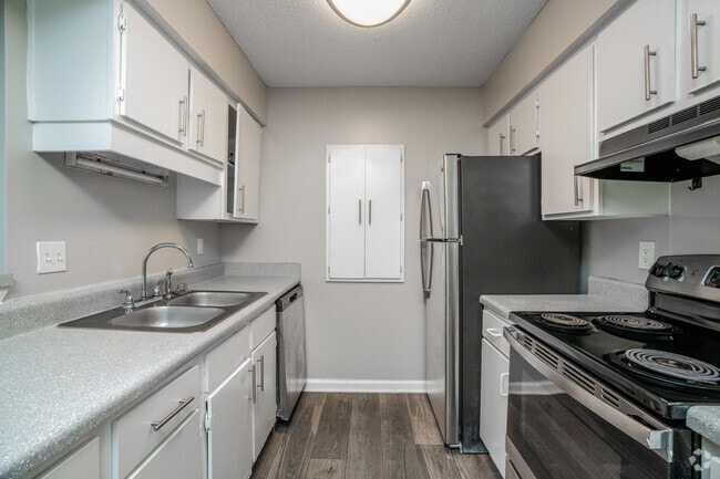 2BR, 2BA - 1,082SF - Kitchen - Crestwood Park