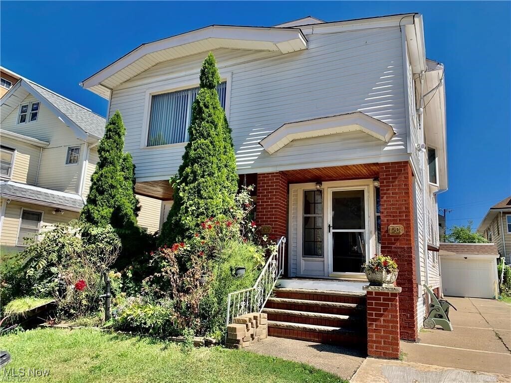 Primary Photo - 1501 Victoria Ave